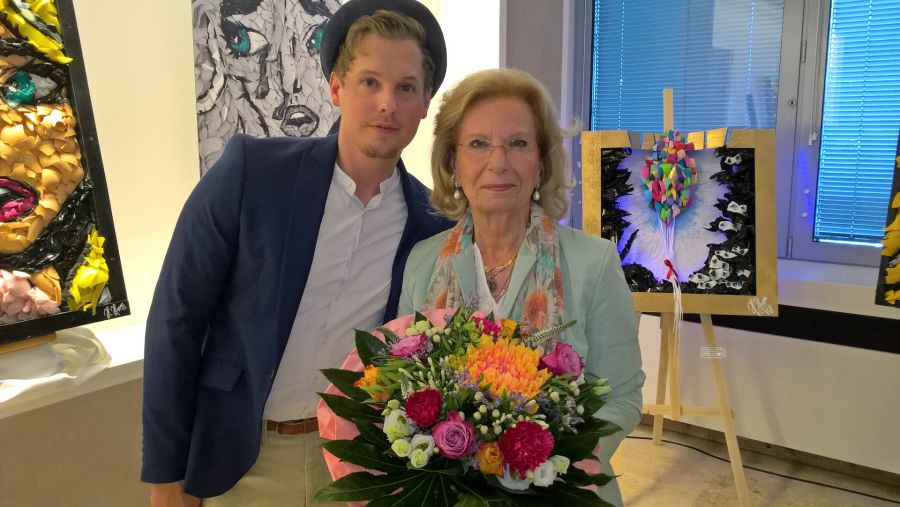 ShardArts by Hans Hoppe im Paderborner Kreishaus: (von links nach rechts) Hans Hoppe und Ornella van Tongern bei der Ausstellungseröffnung im Rahmen eines italienischen Abends des Freundeskreises Mantua e.V. Bildnachweis: Professor Dr. Franz-Josef Rammig, Freundeskreis Mantua e.